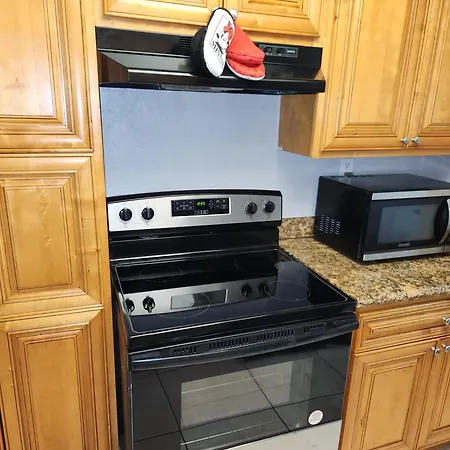 Centauri Vacation Rentals Beautiful 2-Bedroom Condo, Near All Orlando Attractions, Free Parking & Wi-Fi, King Bed